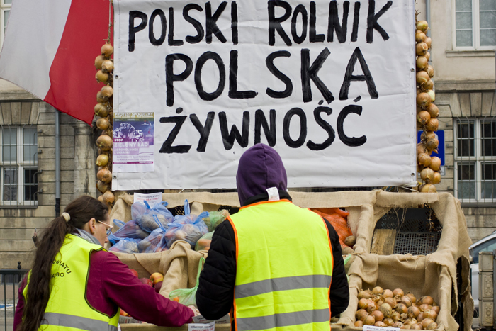 Фермери біля банеру з написом «Польський фермер – польська їжа».