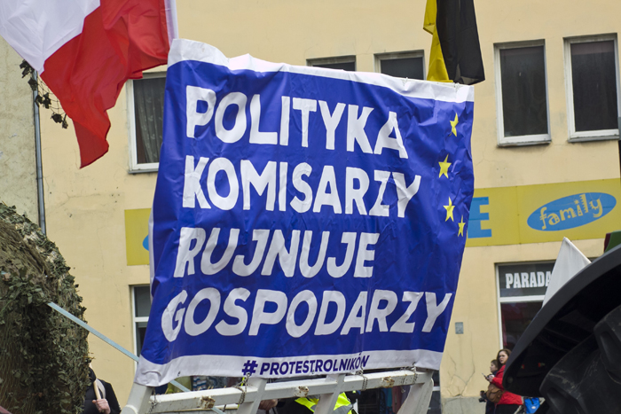 Банер з написом про те, що політика єврокомісарів губить господарів, на протесті фермерів у Гданську.
