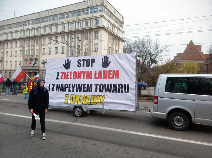 Микроавтобус везет прицеп с баннером, призывающим остановить Зеленый курс и наплыв товаров из Украины, во время протеста фермеров в Гданьске.