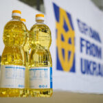 Бутылки с подсолнечным маслом на фоне логотипа инициативы «Grain from Ukraine».