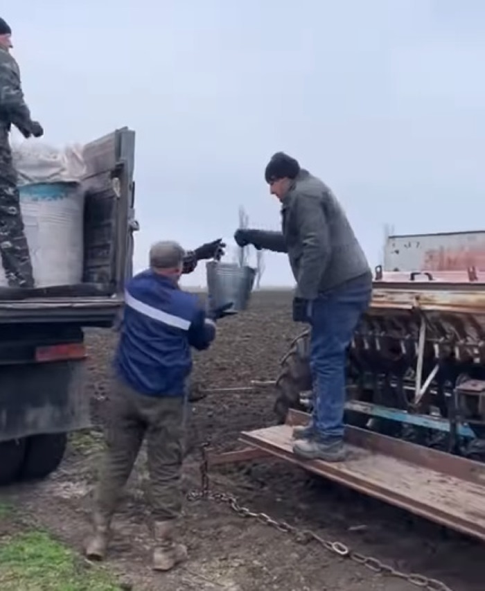 В Херсонской области началась посевная, и механизаторы подготавливают сеялку.