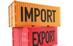 Контейнеры с надписями Import, Export стоят один на другом.