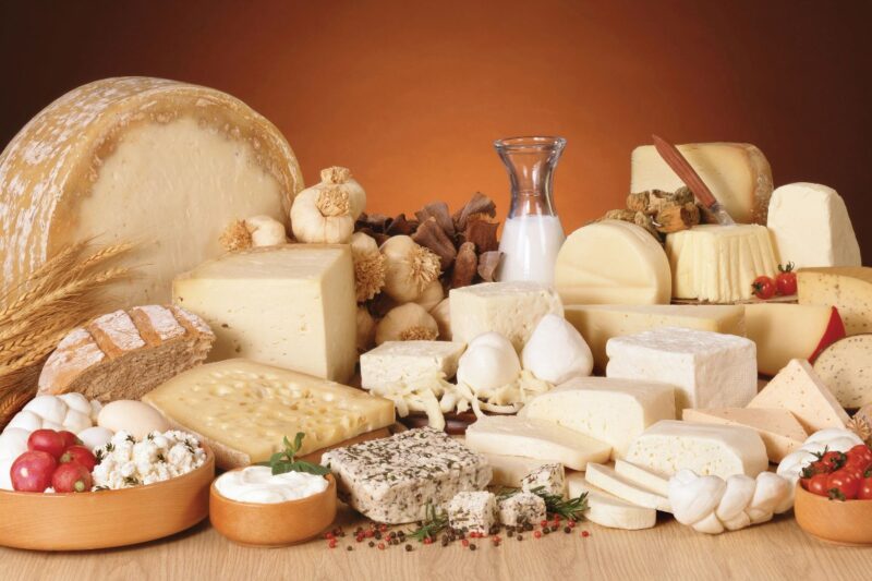 З овечого молока готують велику кількість цінних продуктів харчування З овечого молока готують велику кількість цінних продуктів харчування