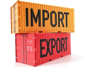 Оранжевый и красный контейнеры с надписями Import, Export тоят один на другом.