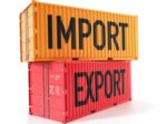 Помаранчевий і червоний контейнери з написами Import, Export стоять один на одному.