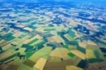 Много земельных участков, вид с высоты птичьего полета.