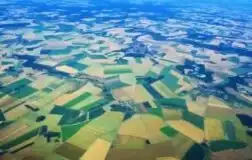 Много земельных участков, вид с высоты птичьего полета.