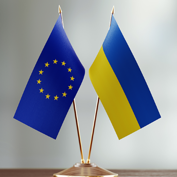 Прапори України та Євросоюзу стоять на столі.