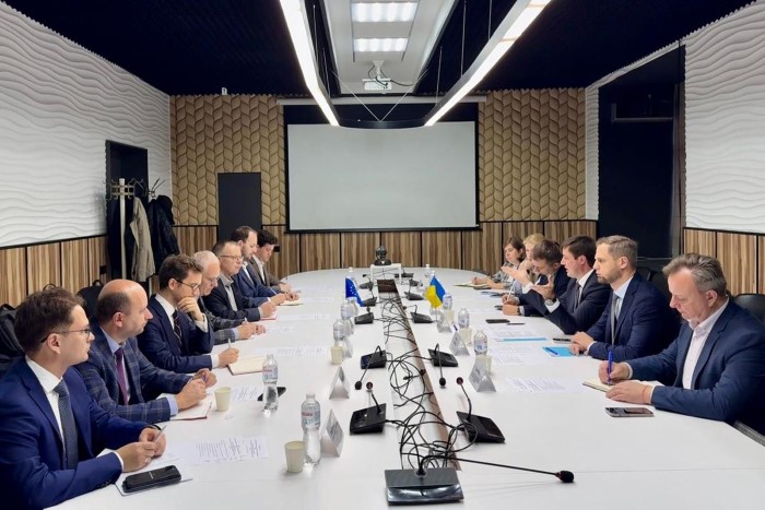 Представники ЄС і Мінекономіки сидять за довгим столом.