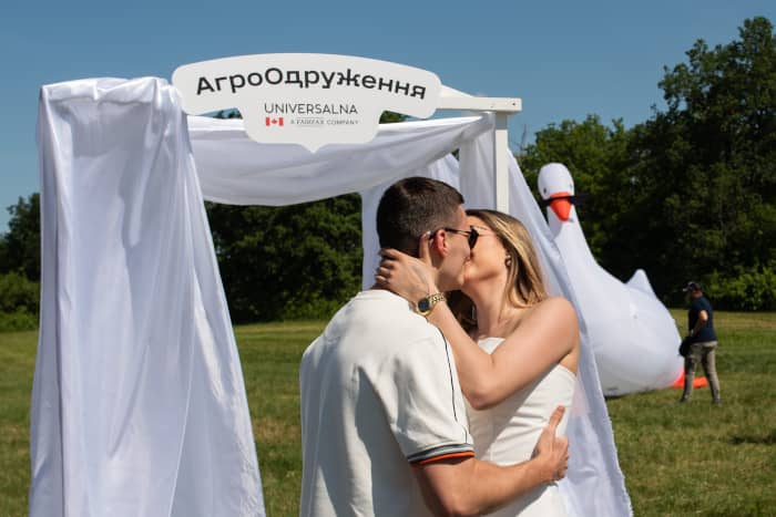 В зоні Агроодружень від UNIVERSALNA укладали жартівливі шлюби
