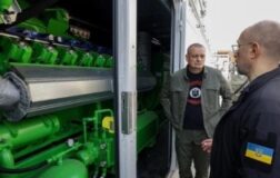 Представители правительства осматривают одну из установок, на которых базируется распределенная газовая генерация.
