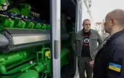 Представители правительства осматривают одну из установок, на которых базируется распределенная газовая генерация.