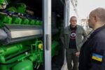 Представники уряду оглядають одну з установок, на яких бахується розподілена газова генерація.